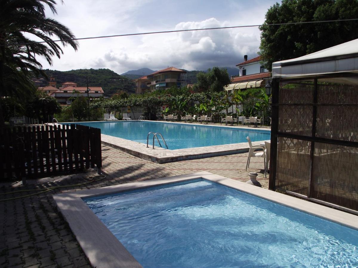 Bike And Breakfast Apartments Pietra Ligure Eksteriør billede